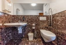 Weingut Stroblhof - WC Hallenbad