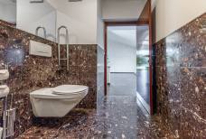 Weingut Stroblhof - WC Hallenbad