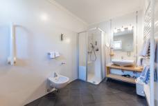 Hotel Teresa - Bad barrierefreies Zimmer Fanes