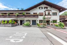Camping Steiner: Rampa di accesso all'edificio principale con reception, bar, ristorante e minimarket