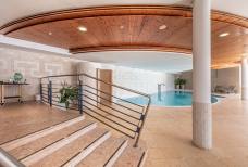 Stufen zum Hallenbad