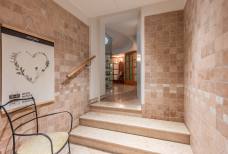 Leitlhof Dolomiten Living - Stufen zum Beautybereich