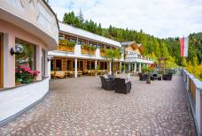 Hotel Schwarzenbach - Terrasse und Kinderspielplatz
