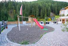 Hotel Schwarzenbach - Terrasse und Kinderspielplatz