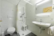 Alpenresidence - Bad im barrierefreien Zimmer 1