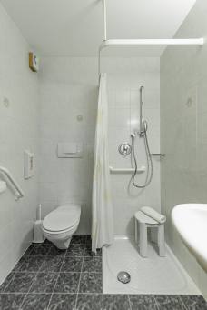 Alpenresidence - Bad im barrierefreien Zimmer 1
