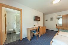 Alpenresidence - Bad im behindertengerechten Zimmer 2