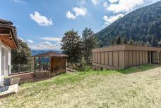 Ganis Resort - Zugangsweg vom SPA-Bereich zum Ruheraum im 1. Obergeschoss des Saunahauses
