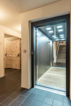 Rampe zum Wellnessbereich
