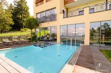 Hotel Falzeben Merano 2000 - Schwimmbad und Liegewiese