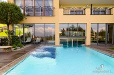Hotel Falzeben Merano 2000 - Schwimmbad und Liegewiese