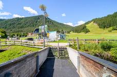 Kabinenbahn Piz de Plaies - Stufen auf dem Zugangsweg vom Hauptparkplatz zur Talstation