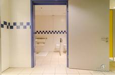 Alpinpool - Toilette im Umkleidebereich