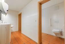 Hotel Jú Furcia - Furkelpass - St. Vigil in Enneberg: Barrierefreie Toilette