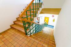 Eisstadion Pranives: Treppe vom Eingangsbereich (Kasse) in das Untergeschoss (Schlittschuhverleih)