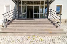 Filmclub Bolzano nel Kolpinghaus Brunico: Gradini ingresso principale