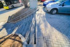 Questa rampa di scale collega la fermata degli autobus alla stazione ferroviaria.