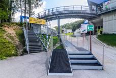 Rampa d'accesso dalla fermata degli autobus alla stazione a valle