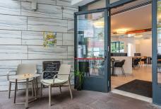 Landhausbar Bozen - Rampe zum glasüberdachten Innenhof sowie zum erhöhten Barbereich und zu den Toiletten