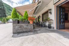 Camping Steiner: Rampa di accesso all'edificio principale con reception, bar, ristorante e minimarket