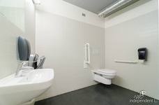 Kletterhalle Salewa Cube - Barrierefreie Toilette im Salewa Bivac