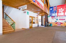 Eisstadion Pranives: Treppe vom Eingangsbereich (Kasse) in das Untergeschoss (Schlittschuhverleih)