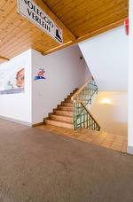 Eisstadion Pranives: Treppe vom Eingangsbereich (Kasse) in das Untergeschoss (Schlittschuhverleih)
